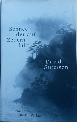 Schnee, der auf Zedern fällt