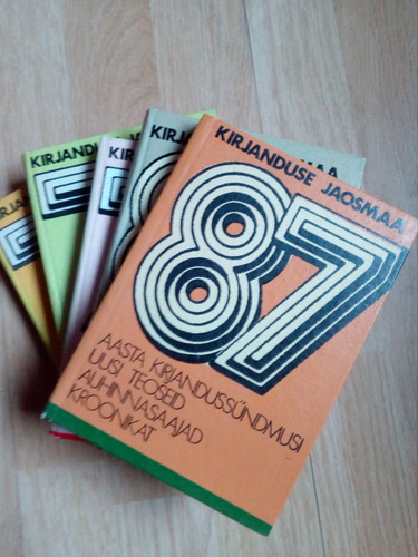 Viis raamatut sarjast "Kirjanduse jaosmaa"