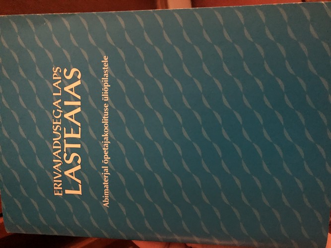 Erivajadusega laps lasteaia abimaterjal õpetajakoolituse üliõpilasele