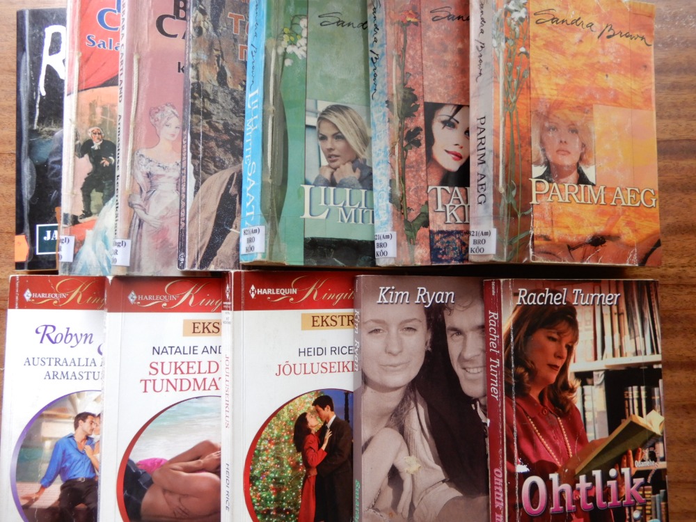 12 Väikest naistekat